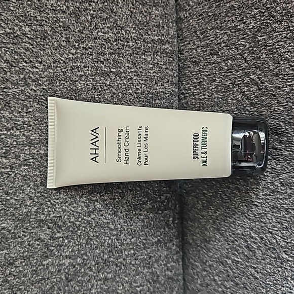 AHAVA Smoothing Hand Cream Superfood Kale & Turmeric - Picture 3 of 6